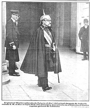 Archivo:El general Weyler saliendo de palacio, de Campúa, Nuevo Mundo, 07-04-1910