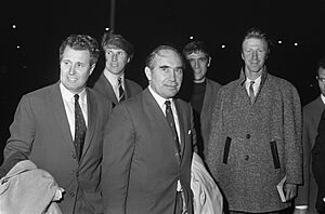 Archivo:Engels voetbalelftal arriveert op Schiphol voor de wedstrijd tegen Nederlands el, Bestanddeelnr 922-9354