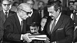 Archivo:Ernesto Sábato entrega a Raúl Alfonsin el Nunca más