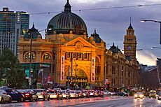 Archivo:Flinders Street Station Melbourne - AndrewMercer IMG10785