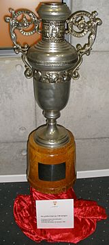 Archivo:Girondins de Bordeaux Centenary tournament trophy