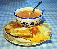 Archivo:Grilled cheese with soup