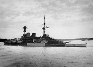 Archivo:HMS Repulse leaving Singapore