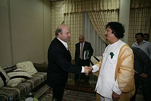 Archivo:Hernando de Soto and Muammar Gaddafi