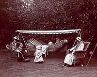 Archivo:Hunger striking Suffragettes resting in the garden of Dorset Hall, Merton Park