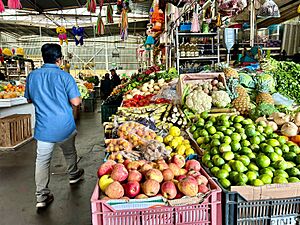 Archivo:Interior del mercado municipal Uriangato