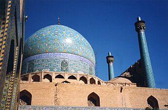 Iran - Ispahan - une des mosquées sur la Place royale (9262410642)