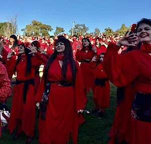Archivo:Kate bush most wuthering heights day Melbourne Australia 2016 Fans