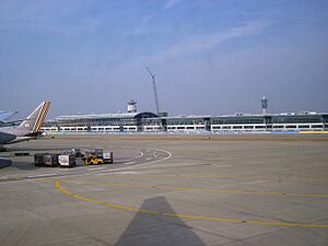 Archivo:Korea-Incheon-International-Airport-New-Satellite-buildingA-under-construction