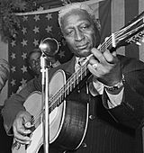 Archivo:Leadbelly2byGottliebcropped