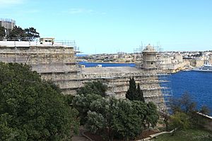 Archivo:Malta - Valletta - Triq Girolamo Cassar - Herbert Ganado Gardens+SS Peter and Paul Counterguard 01 ies