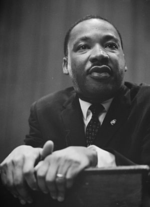 Archivo:Martin-Luther-King-1964-leaning-on-a-lectern