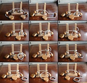 Archivo:Mini rope bridge puzzle (showing the solution)