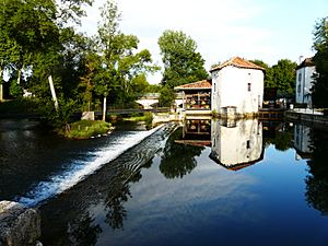 Archivo:Montagrier Moulin du Pont (1)