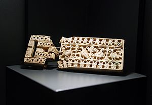 Archivo:Museum of Prehistory and Archaeology of Cantabria 18 - Buckle made of bone (Santa María de Hito)