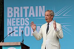 Archivo:Nigel Farage Trago Mills June 2024