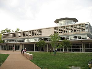 Archivo:Olin Library - Danforth Campus at Washington University in St. Louis