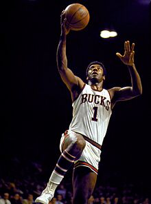 Oscar Robertson1971.jpg
