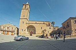 Iglesia de Nuestra Señora de la Esperanza y Plaza Mayor de Farasdués