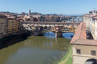 Ponte Vecchio sobre el río Arno, Florencia, Italia, 2022-09-18, DD 63.jpg