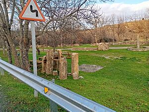 Archivo:Potro y pilón