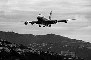 Archivo:QANTAS 747SP Wellington