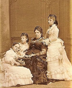 Archivo:Queen Isabella II with her three youngest daughters