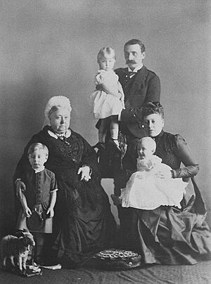 Archivo:Queen Victoria with Prince and Princess Henry of Battenberg and their children, 1889