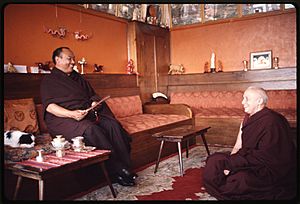 Archivo:Rangjung Rigpe Dorje, the 16th Karmapa with Gelongma Karma Kechog Palmo (Freda Bedi) at Rumtek Monastery, Sikkim in 1971
