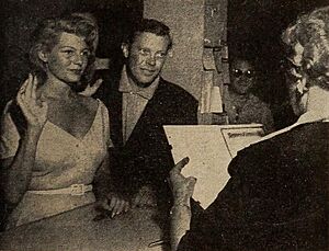 Archivo:Rita Hayworth weds Dick Haymes in Las Vegas, 1953