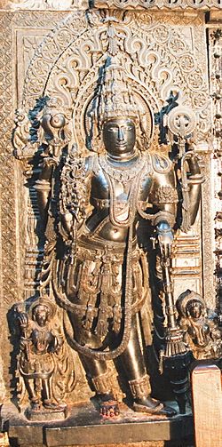 Archivo:Sculpture of Jaya, guardian to the entrance of the sanctum of Vishnu in Chennakeshava temple at Belur