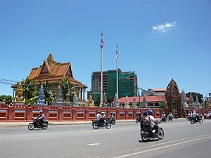 Archivo:Temple.Wat.Preah.Puth.Put.Phnom.Penh.1.Cambodge