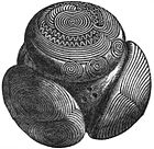 Un ejemplo de bola de piedra tallada encontrada en Towie, Aberdeenshire, datado entre 3200 y 2500 a. C. La bola está decorada profusamente con ondas, círculos, espirales, puntos y otras formas.