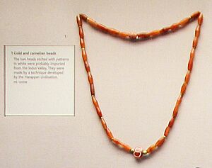 Archivo:Ur Grave gold and carnelian beads necklace