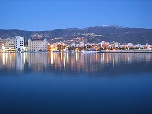 Archivo:Volos-bynight