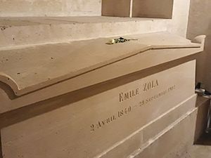 Archivo:Émile Zola's tomb