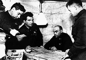 Archivo:Командный пункт 62-й армии начальник штаба Н.И. Крылов, В.И. Чуйков, К.А. Гуров, А.И. Родимцев. Декабрь 1942 г