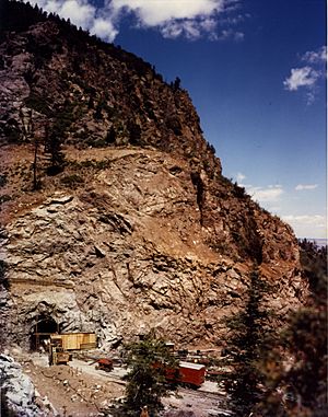 Archivo:1961 Cheyenne Mtn, Exterior const