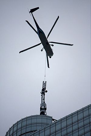 Archivo:20090103 Trump Tower Chicago Spire helicopter delivery