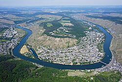 Aerial image of the Moselle in Bernkastel-Kues (view from the southeast).jpg