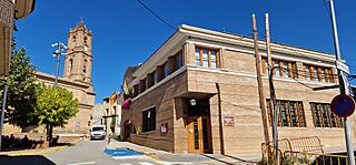 Almunia de San Juan - Ayuntamiento e Iglesia de San Pedro Apostol.jpg