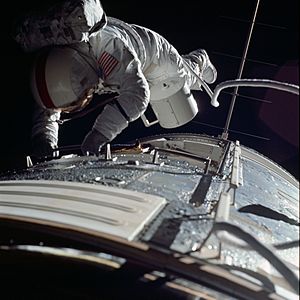 Archivo:Apollo 17 astronaut Ronald E. Evans performs an EVA to retrieve film cassettes during the trans-Earth coast