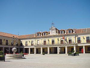 Archivo:Ayuntamiento y Plaza Mayor de Brunete