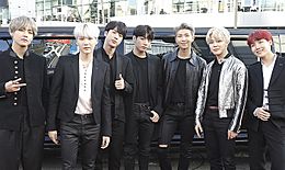 Archivo:BTS at 2017 American Music Awards in Los Angeles, 19 November 2017 02