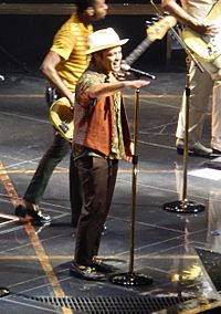 Archivo:Bruno Mars in his Moonshine Jungle Tour at Madison Square Garden