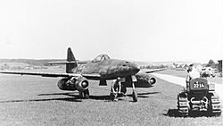 Archivo:Bundesarchiv Bild 141-2497, Flugzeug Me 262A auf Flugplatz