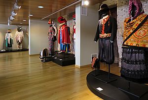 Archivo:Centro Cultural La Corrala, Museo Artes y Tradiciones Populares, trajes