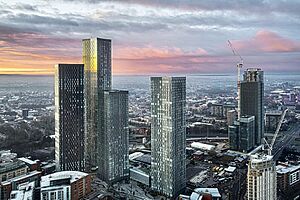Archivo:Deansgate Square & Elizabeth Tower Manchester Winter 2020
