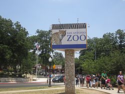 Entrance to San Antonio Zoo IMG 3110.JPG