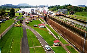 Archivo:Esclusas de Miraflores, en el Canal de Panamá.